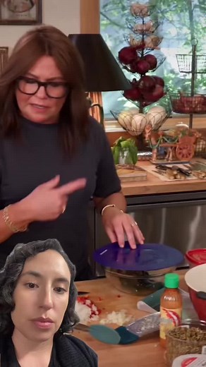 Racheal Ray makes Mexican Street Corn Pasta aka Que Pasta…. Brace your...