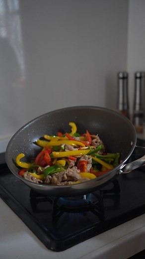 たじ 🍳 パパッと作れる楽チン飯 on Instagram: "キャンペーン終了しました🍳 特別セット15%OFF ＋ フォロワーさん限定10%OFFクーポン 【 クーポンコード🎟️ taji100】 ☝️フライパン含むご注文時に利用可 今だけ25%OFFキャンペーン🍳♥️ キャンペーンは〜9/16まで 毎年買い直していたフライパン ついに楽天の在庫がなくなって 次なるフライパンを探し求めた結果出会えたのが 【コレール】でした✨ ・鉄フライパンより扱いやすい ・金属ツールもつかえる ・水だけで落ちる ・アチアチのうちに水で洗える ・有害物質フリーで家族の健康にも◎ ・毎年買い替えなくて良い驚きの10年保証🫢 ズボラでせっかちな私にぴったりなフライパン🍳✨ 雑に使っても大丈夫。笑 ズボラの相棒見つけました！！ ひとつデメリットを挙げるとしたら ちょっと重い‼️だけどその分安定感があるからOK 反響が多く、企業さんに直談判して たじ特別クーポンもらいました🤫 25%OFFでゲットできるのはマジで今だけ‼️ このチャンス逃さないでね。 _____________________