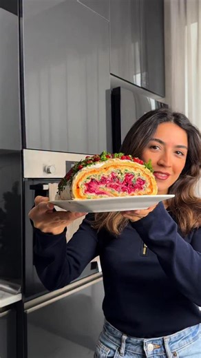 Bünyadzadə Günay🇦🇿 on Instagram: "Bravoda yeni il endirimləri başladı🎉 10 dekabra qədər davam edən endirimlər qida, qeyri qida, bir çox məhsulu əhatə edir. Həmçinin yeni ilə aid bir çox maraqlı məhsullar var. Mən də endirimlərdən yararlanıb sizlərə yeni reseptləri bölüşməyə səbrsizlənirəm. Lavaş salatı: Dönər lavaşı 1 ədəd iri döş əti 3 ədəd yumurta 3 ədəd kök 2 ədəd iri çuğundur 2 ədəd kartof Keşniş Şüyüd Göy soğan Duz Mayonez Üzərinə Nar Göyərti Hazırlanması: Tərəvəzləri qaynadın. Toyuq əti