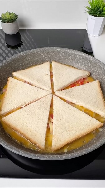 BREAD OMELET SANDWICH HACK THAT'S ACTUALLY GENIUS!