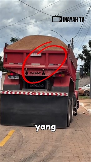 a dump truck that looks like a towing truck when unloading sand #viral #truck #unique #sandtruck