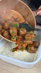 3M views · 25K reactions | Estou viciada nessa combinação! Almôndegas com purê de batata e muito queijo! | Receitas da Vivi | Facebook