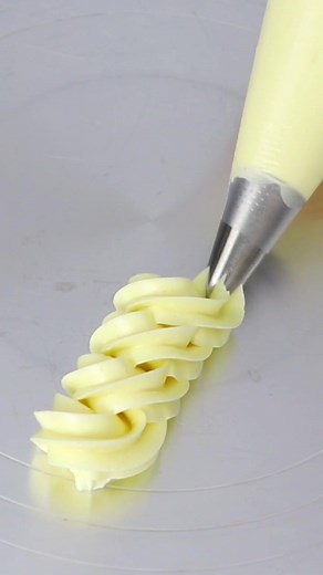Perfecting Piping: Ideal Frosting Consistency Tips