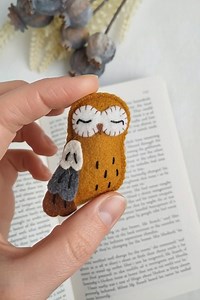 To create this sleepy owl, I used a tight blanket stitch for the edges to give it that clean, durable finish. The feathered texture on the belly and the closed eyes were added using simple straight stitches and backstitching for precision. #diy | DIY Crafts and Projects