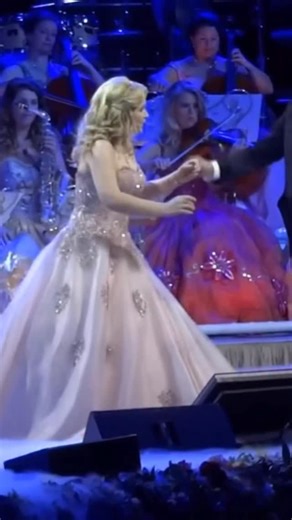 One of my favourite dresses! Here is: MEMORY 🐈🐈‍⬛🐈 Performed at Estadio Luna Park, Buenos Aires in Argentina with André Rieu and the JSO. #andrerieu #argentina #lunapark #memory #cats | Mirusia