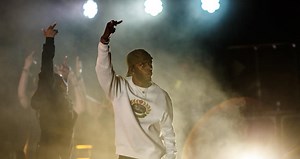 6LACK shares new single “Switch”