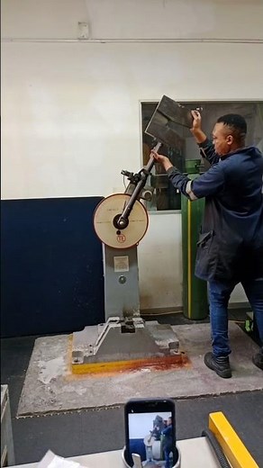 HOW TO SWING IMPACT MACHINE HEAVY HAMMER ON MOUTON PENDULE DE CHARPY FOR FLEXION TOUGHNESS BAR TEST