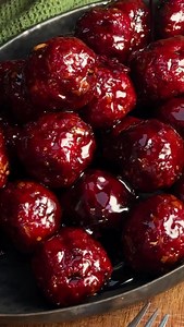Iedereen is gek op barbecue snacks Ingrediënten Voor de balletjes * 500 g half-om-half gehakt * 2 bosuitjes, fijn gesneden * 2 tenen knoflook, geraspt * 1 tl gembersiroop * 1 ei * 3 el panko * 2 tl ketjap manis * 1 tl witte peper * 1 tl sambal naar wens * 1 tl zout Voor de saus * 150 ml ketjap manis * 1 el lichte sojasaus * 1 el rijstazijn * 1 el basterdsuiker * 2 tl gembersiroop * 1 tl sambal oelek * 1/2 rode peper in plakjes Bereiding 1. Meng alle ingrediënten voor de gehaktballetjes. Draai kl