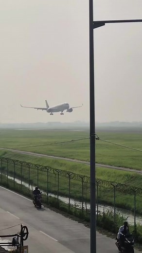 Smooth Landing of Singapore Airlines A350-900