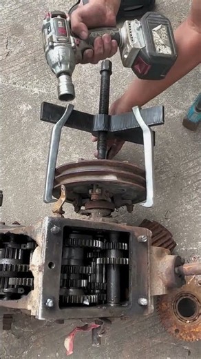 Three-clawed crossbeam pulling the horse
