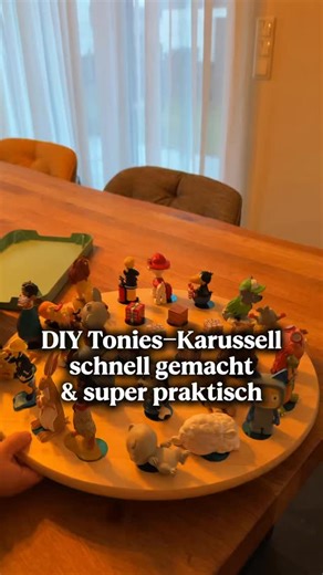 Aleksandrah | Mama, Alltag & Life Hacks on Instagram: "Tonies-Chaos adé 👋🏻 Manchmal braucht es keine teure Lösung, sondern eine einfache Idee. Dieses DIY-Tonies-Karussell haben wir zusammen in wenigen Minuten gebaut und es funktioniert einfach perfekt. ✔️ drehbar ✔️ Platz für bis zu 30 Tonies ✔️ schnell gemacht ✔️ absolut kinderfreundlich 💬 Kommentiere KARUSSELL, dann schicke ich dir die Links zum Tablett und zu den passenden Magnetstickern dazu direkt per PN. #mamaleben #diyidee #mamahacks"