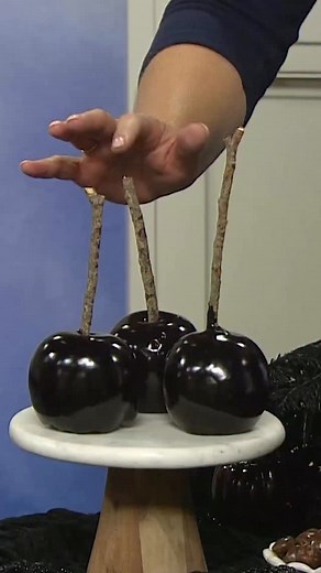 Black caramel apples? Eyeball ice? These spooky details are not just darling, they’re totally doable! @gatherwithlauren shared four small, last-minute details for your Halloween table you can pull off this week. Watch the full segment at the link in our bio. https://youtu.be/NbFaGspAWCM | Studio 5