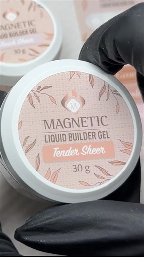 Vandaag is het zover! 🎉 De nieuwe Liquid Builder Gels van Magnetic Nail Design zijn eindelijk verkrijgbaar! 💅 Dunne maar sterke nagels, géén luchtbelletjes, super self-leveling en heerlijk om te vijlen 🤩 Hij loopt niet uit, hecht perfect en werkt zó soepel dat je er meteen verliefd op wordt 😍 ✨ De eerste 6 kleuren zijn binnen en geloof me, ze zijn prachtig! En psst… er komen er nóg veel meer aan 👀 👉 Wees er snel bij, want deze wil je echt in je salon hebben! #MagneticNailDesign #LiquidBuil