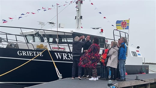 De Wieringer familie Van Eekelen zal vandaag niet snel meer vergeten. Dat is de dag dat BBB-partijleider Caroline van der Plas in vier worpen een gepersonaliseerde fles champagne tegen de boeg van hun fonkelnieuwe kotter Grietje WR 389 stuksloeg. | NHD - Schager Courant
