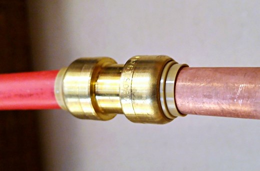 Comment raccorder un tube en cuivre à un tube en PER ?