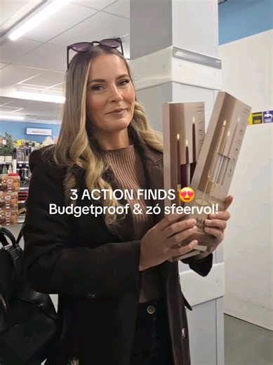 ✨ 3 budgetvondsten van Action die ik niet kon laten liggen! 😍 Ik heb weer 3 leuke items gescoord bij Action en ze thuis meteen een mooi plekje gegeven! 🏡🤎 Soms heb je helemaal niet veel nodig om het thuis nét wat gezelliger te maken! ✨ Draadloze tafellamp – €4,99 🕯️ Velvet LED-dinerkaarsen (4 stuks) – €8,95 🤎 Onderzetters (4 stuks) – €2,49 Vooral die velvet kaarsen vind ik zó mooi! En hoe leuk is dat kleine draadloze lampje? 😍 Welke van deze 3 zou jij meenemen? 👇 📌 Sla deze tip op voor l