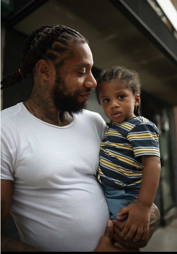 I was on my way to a photoshoot when I saw this beautiful family & we had a wholesome street photography moment ❤️📸 Follow to keep up with latest from Philadelphia photographer, South Street Sam ✅ … #photographer #streetphotography #philly #wholesome #blackexcellence