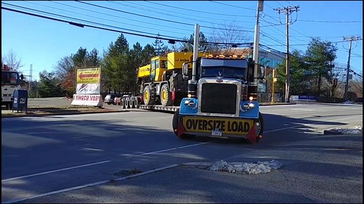 #heavyhaul #oversizeload #lowboy #strobelights #largecar #foryourpage