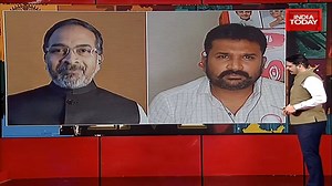 TRS vs BJP battle heats up in Telangana ahead of Greater Hyderabad municipal polls. A KCR-led anti-Modi front in the making? How is it relevant in a local poll battle? Panelists discuss on #5iveLive with Shiv Aroor More videos at https://www.indiatoday.in/videos | India Today
