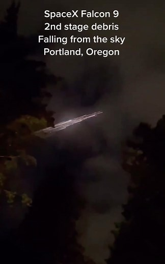 Debris from the 2nd stage of a SpaceX Falcon 9 rocket falling from the sky🤯 (via vincelavecchia) #falcon9#starlink#spacex#space