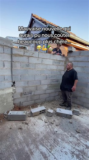 On doit s’arracher un bout du mur en parpaings le cadastre nest finalement pas juste on pourrais rentrer en procédure avec l’architecte mais bon sa risque de prendre 3-4 ans et on prefere donc arracher et rattraper nous même … 😂💪🏡 La fustere fresser produktion vous remercie est vous souhaite une agréable êt bonne journee … 👀😱🔥💪🏡😂