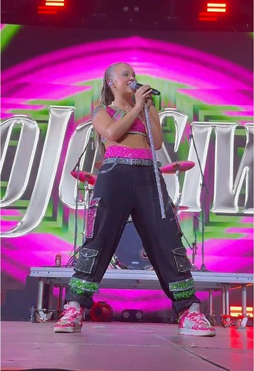 JoJo Siwa and Chris Hughes Perform Bette Davis Eyes