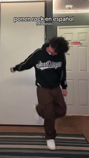 Siempre que escucho (mil horas) de los abuelos de la nada me imagino que estoy cantándola en vivo 🤣🕺🏽 #paratiiiiiiiiiiiiiiiiiiiiiiiiiiiiiii #rockenespañol #losabuelosdelanada #milhoras #baile