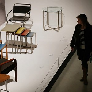 Bauhaus - Schnee von gestern? Aktueller denn je! Denn das Bauhaus schuf schon damals Lösungen für bezahlbaren Wohnraum, günstige Möbel aber auch formschöne Alltagsgegenstände. Habt ihr eine Bauhaus-Design-Ikone? ⏩ arte.app.link/Bauhaus-Spirit | Arte