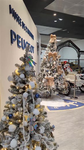 La magie de Noël sublime les collections du Musée de L'Aventure Peugeot ✨🎄 Profitez de votre visite pour dénicher le cadeau idéal à mettre au pied du sapin ! Miniatures, lions en peluche, moulins, vêtements, livres, magnets, posters... De quoi ravir petits et grands 😉 | L'Aventure Peugeot