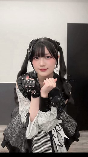 鈴木杏奈 Anna Suzuki | 実は1人でも撮ってました😽🎶⭐️ マネージャーさんがスマホスタンド貸してくれて、最近はそれで動画いっぱいとってます！ #きゅーすと #ツインテール #モノクロコーデ #適当に生きるな | Instagram