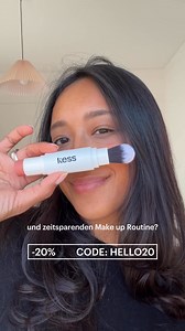 Dein One-and-Done Make-up Tool für einen easy Everyday Look. Entdecke den Duo Stick mit Allrounder-Pinsel und der perfekten Blush Shade Cheeks. Mona trägt die neue Farbe Cheeks, die ultimative Essential Blush Shade für jeden Tag und verblendet sie mit dem multifunkitonalen Duo Stick Brush. Zusammen kreieren sie im Handumdrehen einen modernen, frischen Look - ideal für unterwegs. Die Blush Shade Cheeks und der Pinsel sind jetzt als Refills für den Blush & Glow Duo Stick und den Mono Stick erhältl