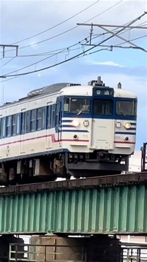 信濃川を渡る115系旧新潟色編成