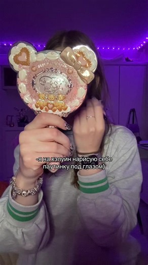 Необычный макияж на Хэллоуин: скелет с паутинкой под глазом