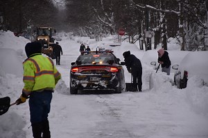 VIDEO FOTO Guvernatorul statului New York: Vremea extremă transformă oraşul Buffalo într-o "zonă de război” / Numeroase vehicule de urgenţă nu au putut ajunge în zonele cele mai afectate sau au rămas blocate în zăpadă