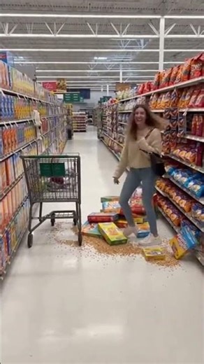 Piglet Escapes Cart, Causes Chaos in Grocery Aisle! 🐷😂