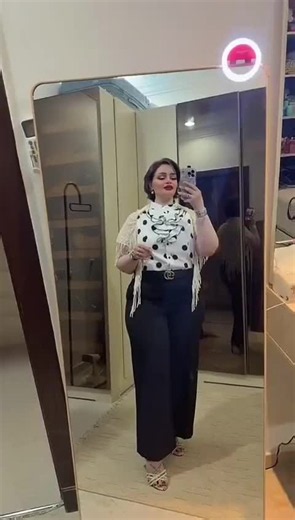 تطل نوال بستايل كلاسيكي: بلوزة بولكا دوت مع بنطلون أسود