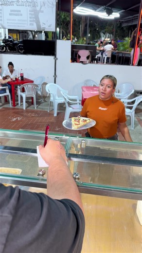 Esa pizza parece hecha por una niña de 9 años 🤣🤣🤣🤣 JAJAJAJAJAJA 📍calle 88 #75 24 #humor #jaja #barranquilla #comedia