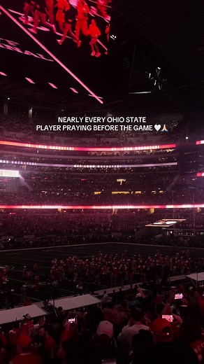 Ohio State Football Players Pray Together Before Game