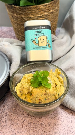 Kräuterbutter selbst gemacht! 🌿✨ Mit der Brot Buddy Gewürzmischung aus dem Pampered Chef WürzFreunden Sortiment wird’s einfach köstlich. Perfekt für dein Lieblingsbrot, knuspriges Baguette oder verfeinert in Spaghetti! 🍞🥖🍝 Der perfekte Genussmoment! ❤️ Rezept immBlog: https://www.martinaziehl.de/post/brot-buddy-kräuterbutter-selber-machen-einfaches-rezept-mit-pampered-chef Liebe Grüße Martina Ziehl @Pampered Chef #Kräuterbutter #Selbstgemacht #PamperedChef #BrotBuddy #Lecker