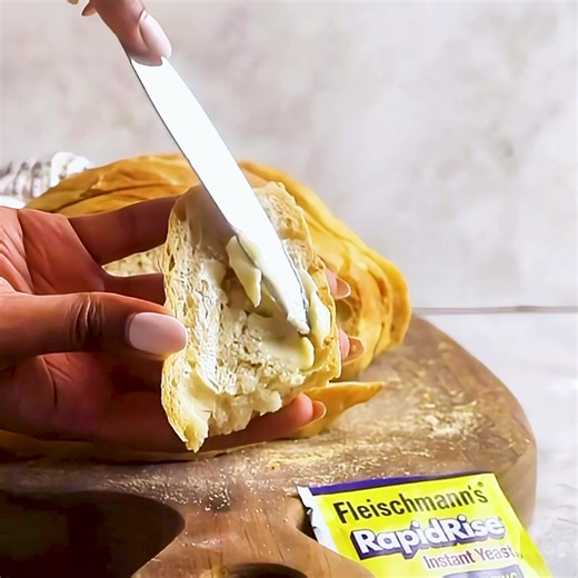 Enjoy this easy No-Knead Bread: crispy on the outside & soft on the inside! | Fleischmann's Yeast