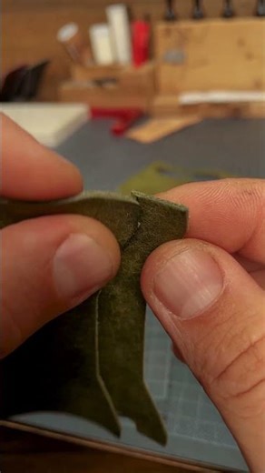 Making “Bramble” mini-wallet made of #puebloleather Olive color, White thread 💳💵