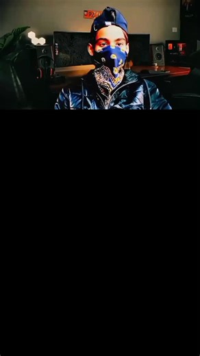 🍁 | 日本利用压电瓷砖将脚步转化为电能。这些瓷砖捕捉来自你脚步的动能。当你行走时，你的重量和动作会对瓷砖产生压力。瓷砖会轻微弯曲，从而产生机械应力。瓷砖内部的压电材料将这种应力转化为电能。每一步都会产生少量电荷，而数百万步结合在一起就能产生足够的电力来驱动 LED... | Instagram