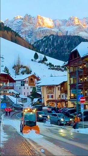 Selva di Val Gardena this evening🌲⛷️ #evatáwalks #travel #mountains #gentlewalks #snow