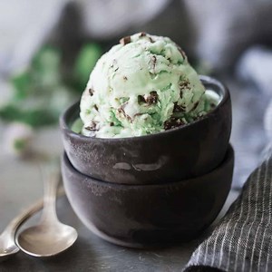 Mint Chocolate Chip Ice Cream: easy, no-churn recipe -Baking a Moment