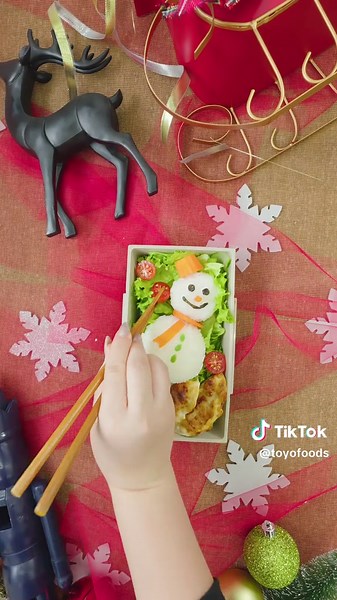 Un lunch lleno de magia para cerrar el año con los peques ⛄💙 Ingredientes: • Bento box • Arroz blanco instantáneo bibigo 210 gr • 1 hoja de alga nori • 3 pzas toyo edamame • 2 gyozas de carne de cerdo y verduras señor yoshii • 1 zanahoria • Germinado de trigo • Jitomate Cherry • Queso philadelphia #toyo #toyofoods #todoencomidaoriental #recetasorientales #bentoideas #lunchforkids #navidadcreativa #holidayvibes #cutefood #bentobox