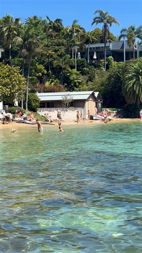 Have you been to this secret Sydney beach? 🌊🏖️🌴 If you know, you know... and if you don't... start by looking for the secret stairs by the Vaucluse Amateur 12ft Sailing Club located at the end of Wharf Road, Vaucluse. There you'll find this little patch of paradise known as Kutti Beach. Perfect for harbour swims and cooling-off in calm waters. Pro-tip: The beach is close to the ferry terminal at Watsons Bay and swinging by Doyle’s on Watson or Watsons bay hotel for a post swim treat is a grea