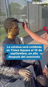 Así luce la estatua de Charlie Kirk días antes de su debut en Times Square / El Diario