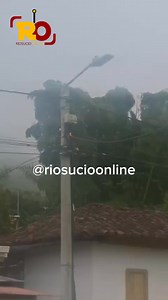 ⚠️ ALERTA ⚠️ Se registra un corto circuito en un poste de energía de la CHEC en Riosucio, Caldas. El incidente está ocurriendo en el sector de la calle de la Vereda Pueblo Viejo. La CHEC ya ha sido informada y su equipo se encuentra en camino hacia el lugar. Por seguridad, se recomienda evitar transitar por esta zona hasta que la CHEC confirme que la situación ha sido controlada y el área es completamente segura. Esto nos ayuda a prevenir posibles riesgos o nuevas emergencias. ¡Difunde la voz pa