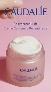 Notre Crème Cachemire Redensifiante au Collagène Vegan offre une action anti-rides : 98% peau raffermie dès 3 semaines. | Caudalie