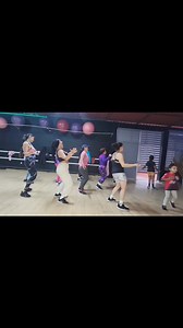 31K views · 547 reactions | LOS KARKIS/ MENEA EL CHIQUIHUITE bien dicen que lo improvisado sale más bonito 朗 Las pequeñas también bailan ♥️ Día de lluvia ☔️  Coreo sacada en 5 minutos  fácil u divertida | Baila con lupita | Facebook